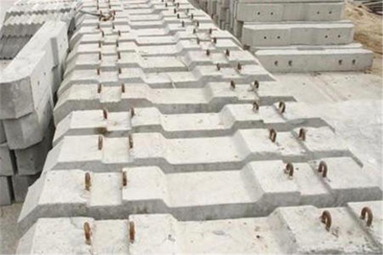 对已受潮成团或结硬的水泥道枕，须过筛后使用，筛出的团块搓细或碾细后一般用于次要工程的砌筑砂浆或抹灰砂浆