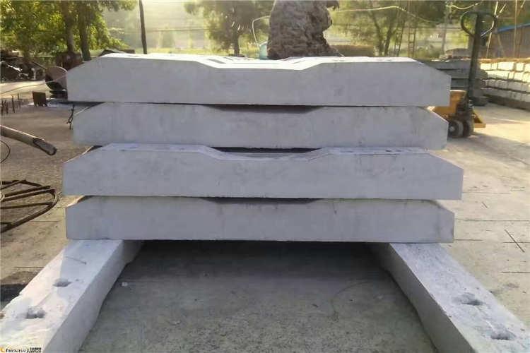 对于长期处于较高温度的场合，可以使用耐火砖对矿用水泥轨枕进行隔离防护，遇到更高的温度